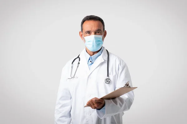 Serious Caucasian Mature Man Doctor White Coat Protective Mask Isolated — Stock Photo, Image