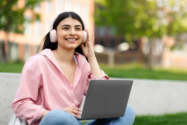 Koncepcja Learningu Szczęśliwa Latynoska Nastolatka Używająca Laptopa Nosząca Słuchawki Słuchająca — Zdjęcie stockowe