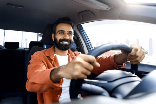 Autofahren Der Stadt Glücklicher Mann Aus Dem Mittleren Osten Sitzt — Stockfoto