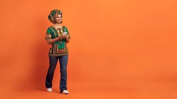 Güzel Mobil Uygulama Neşeli Heyecanlı Afrikalı Kostümlü Güzel Bir Zenci — Stok fotoğraf