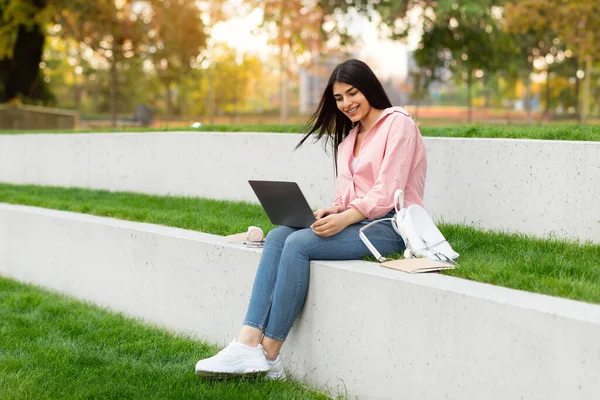 Koncepcja Kształcenia Odległość Szczęśliwa Latynoska Studentka Laptopem Siedząca Zewnątrz Oglądająca — Zdjęcie stockowe