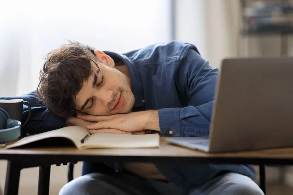 Trabalhar Demais Empresário Árabe Dormindo Mesa Perto Laptop Cansado Trabalho — Fotografia de Stock