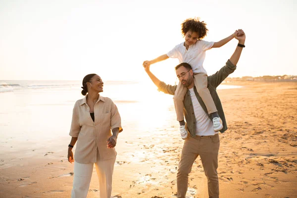Feliz Familia Multirracial Tres Caminando Por Playa Por Noche Padre — Foto de Stock