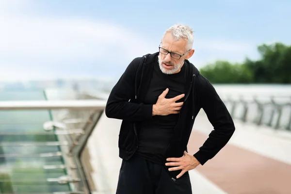 Yakışıklı Gri Saçlı Yaşlı Sporcu Kalp Ağrısı Olan Göğsüne Dokunan — Stok fotoğraf