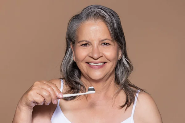 Gri Saçlı Mutlu Avrupalı Yaşlı Kadın Diş Fırçasıyla Diş Fırçası — Stok fotoğraf