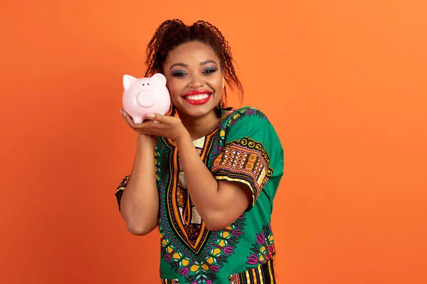 Финансовая Грамотность Концепция Сбережений Возбужденная Счастливая Симпатичная Молодая Черная Женщина — стоковое фото