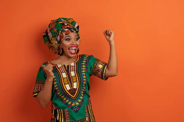 Эмоциональное Возбуждение Привлекательной Молодой Черной Женщины Африканском Костюме Жестикулируя Фоне — стоковое фото