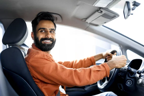 Neues Automobil Fröhlicher Indischer Autobesitzer Guy Sitzt Fahrersitz Seines Fahrzeugs — Stockfoto