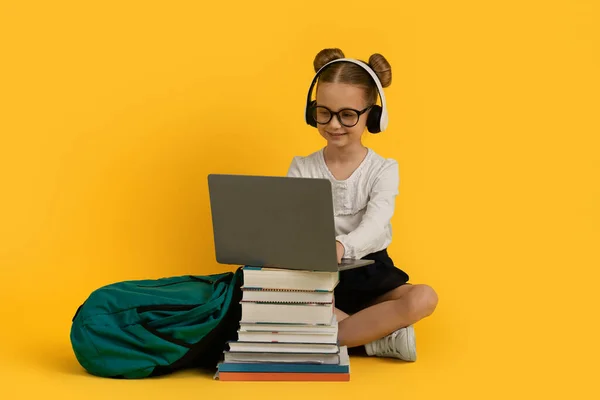 Afstandsonderwijs Lachende Kleine School Meisje Met Behulp Van Laptop Draadloze — Stockfoto