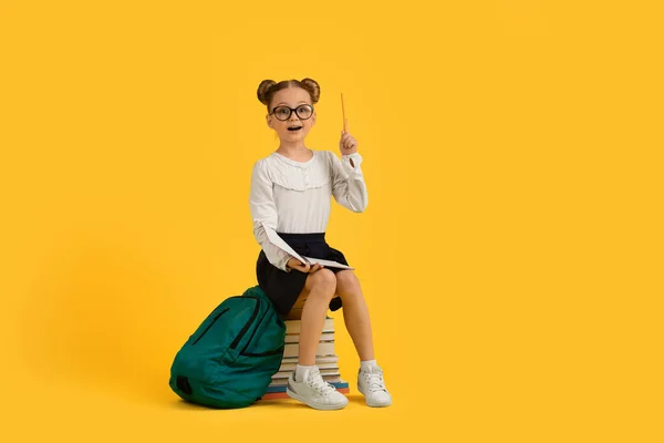 Super Idée Petite Écolière Intelligente Pointant Doigt Tout Étant Assise — Photo