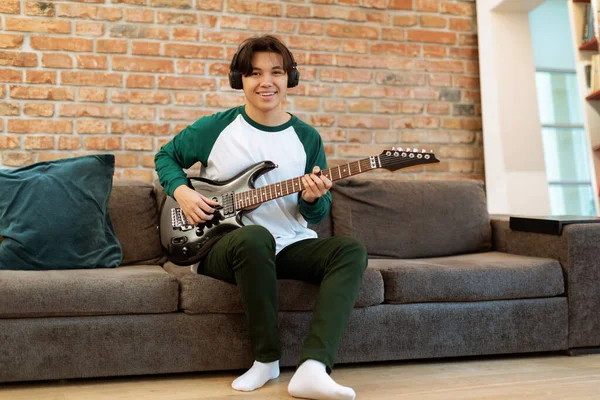 Joven Talentoso Feliz Chico Adolescente Asiático Con Guitarra Eléctrica Sonriendo —  Fotos de Stock