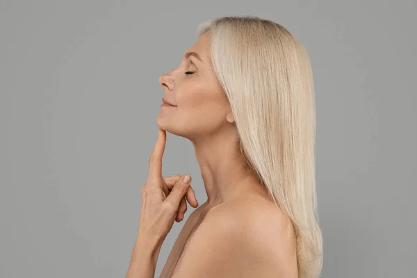 Öregedésgátló Skincare Side View Shot Beautiful Mature Hibátlan Bőr Megható — Stock Fotó