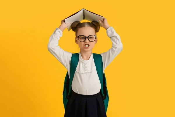 Dificuldades Aprendizagem Angry Little Schoolgirl Cobrindo Cabeça Com Livro Estressado — Fotografia de Stock