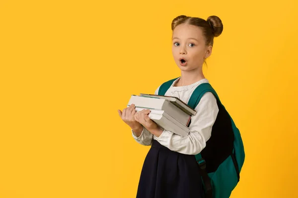 Πίσω Στο Σχολείο Πορτρέτο Του Έκπληκτος Nerdy Schoolgirl Μεταφέρουν Βαριά — Φωτογραφία Αρχείου