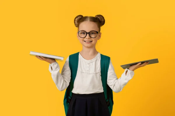 Estudo Tecnologias Sorrindo Little Schoolgirl Segurando Livro Papel Tablet Digital — Fotografia de Stock