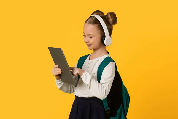 Bambini Gadget Carino Scolaretta Utilizzando Tablet Digitale Cuffie Wireless Sorridente — Foto Stock