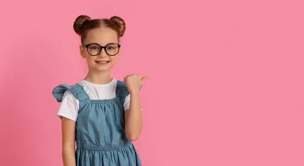 Oda Nézz Aranyos Kislány Rámutatva Másolás Tér Hüvelykujjal Felfelé Miközben — Stock Fotó
