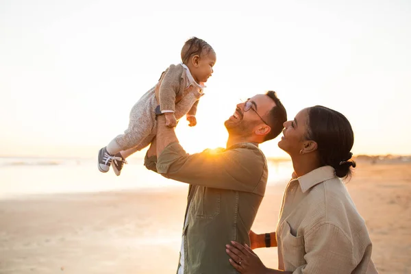 Koncepcja Rodzicielska Szczęśliwi Kochający Młodzi Rodzice Bawią Się Swoim Małym — Zdjęcie stockowe