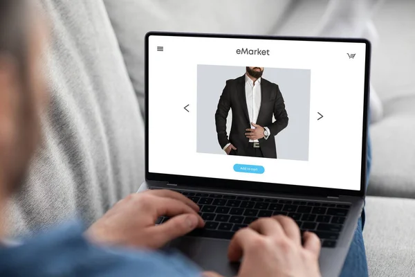 Junger Mann Wählt Neuen Anzug Auf Laptop Bildschirm Genießt Online — Stockfoto