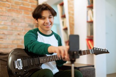 Yetenekli müzisyen. Eleman elektro gitar çalıyor ve telefondaki kamerayı açıyor. Evdeki izleyiciler için müziğini kaydediyor. Gülümseyen Gençler İnternet vasıtasıyla akor çalmayı öğreniyor. Seçici Odaklanma