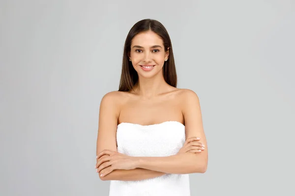 Koncepcja Piękna Piękna Młoda Europejka Owinięta Ręcznik Kąpielowy Pozująca Złożonymi — Zdjęcie stockowe