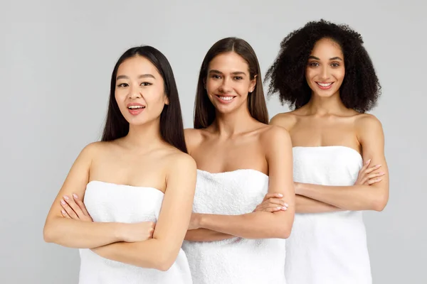 Portrait Three Young Beautiful Multiracial Ladies Posing Wrapped Towels Folded — Stock Photo, Image