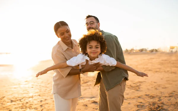 Emocionados Jóvenes Padres Multirraciales Hijo Divirtiéndose Juntos Playa Madre Padre — Foto de Stock