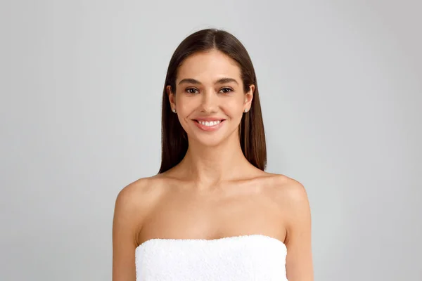 Skin Treatment Beauty Concept Happy Beautiful Caucasian Young Woman Wrapped — Stock Photo, Image