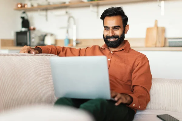 Freelance Vrolijke Indiase Duizendjarige Man Met Laptop Computer Zittend Bank — Stockfoto