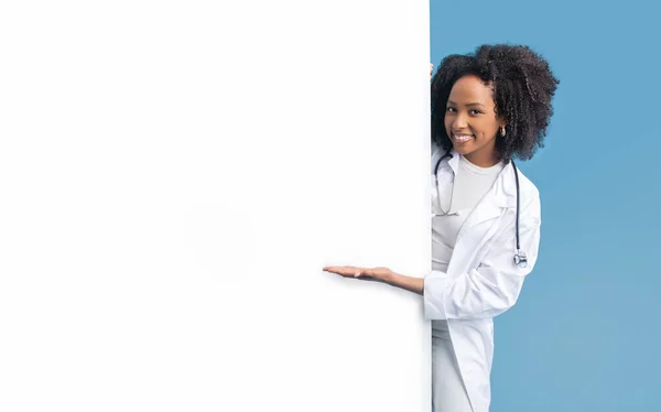 Lächelnde Junge Schwarzgelockte Ärztin Weißen Mantel Deutet Mit Der Hand — Stockfoto