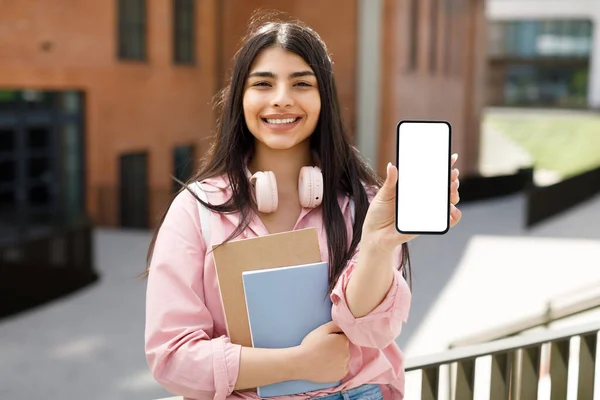 Gelukkig Tiener Student Meisje Demonstreren Blanco Smartphone Glimlachen Poseren College — Stockfoto