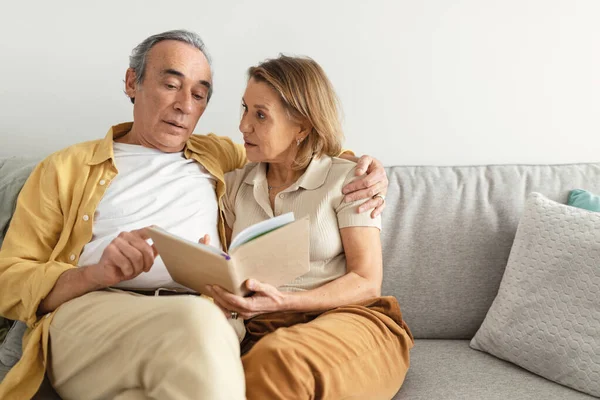 Liebendes Europäisches Seniorenpaar Das Zeit Miteinander Hause Verbringt Bücher Liest — Stockfoto