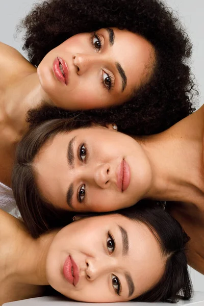 Beleza Diversa Natural Retrato Jovens Três Senhoras Multiétnicas Com Pele — Fotografia de Stock