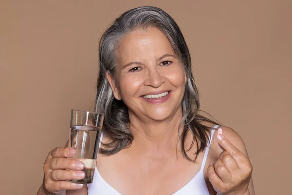 Feliz Anciana Europea Con Pelo Gris Sostienen Vaso Agua Cápsulas —  Fotos de Stock