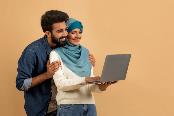 Mladý Muslim Pár Pomocí Notebooku Spolu Při Stání Nad Béžové — Stock fotografie