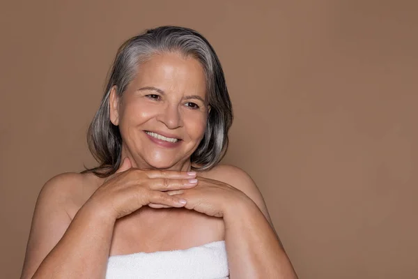 Sonriente Señora Europea Pelo Gris Senior Disfrutar Frescura Belleza Natural —  Fotos de Stock