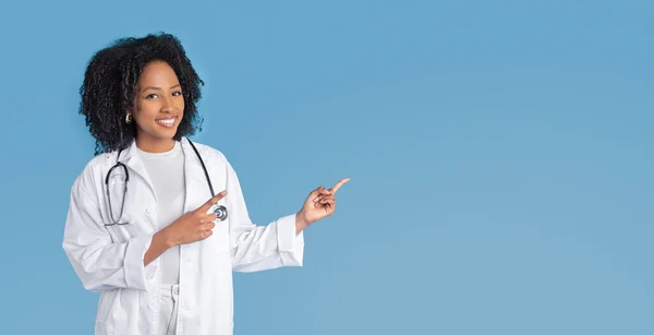Positivo Joven Afroamericano Rizado Médico Dama Blanco Pelaje Señalar Los —  Fotos de Stock