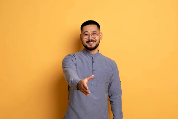 Sonriente Joven Asiático Hombre Extendiendo Mano Para Apretón Manos Cámara — Foto de Stock