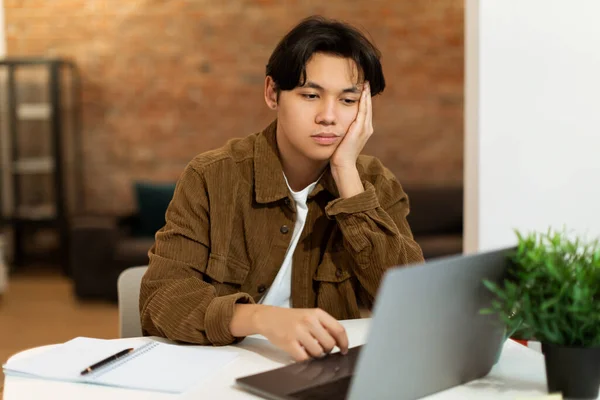 Электронное Выгорание Скучный Азиатский Студент Сидящий Смотрящий Ноутбук Уставший Онлайн — стоковое фото