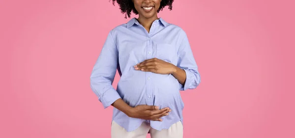 Glad Tusenårig Afrikansk Lockigt Gravid Kvinna Casual Röra Stor Mage — Stockfoto