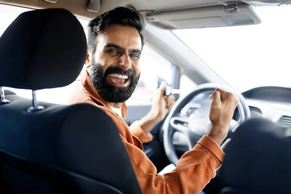 Emotionaler Indischer Fahrer Steuer Eines Neuen Autos Schüttelt Vor Freude — Stockfoto