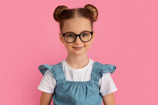 Retrato Menina Alegre Vestindo Óculos Posando Sobre Fundo Rosa Criança — Fotografia de Stock