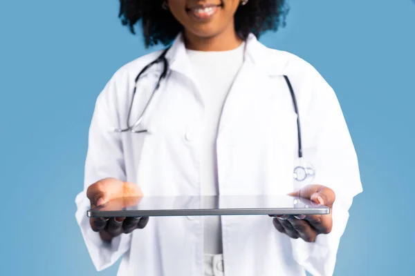 Glückliche Junge Afrikanisch Amerikanische Lockige Ärztin Therapeutin Weißem Mantel Zeigt — Stockfoto
