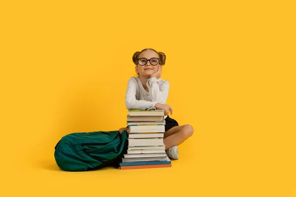 Pronto Para Escola Menina Sonhadora Sentada Com Mochila Pilha Livros — Fotografia de Stock