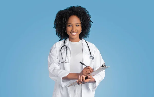 Lächelnde Junge Afrikanisch Amerikanische Lockige Ärztin Weißem Mantel Die Tabletten — Stockfoto
