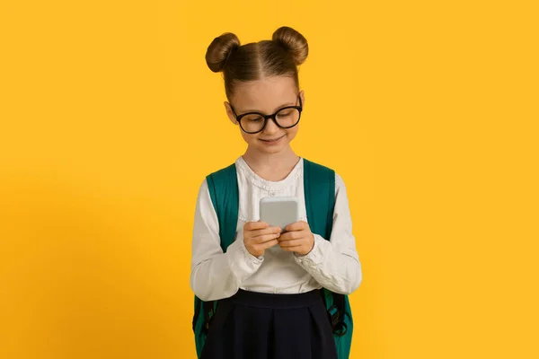 Mobilní Hry Usmívající Malá Školačka Hrát Hru Smartphone Zatímco Stojí — Stock fotografie