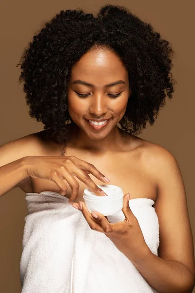 Szczęśliwy Atrakcyjny Młody Czarny Kobieta Krzaczaste Owinąć Włosy Ręcznik Gospodarstwa — Zdjęcie stockowe