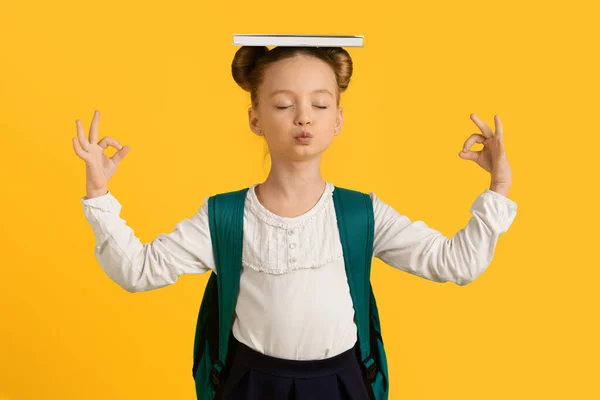 Nyugodj Meg Aranyos Kis Iskoláslány Meditál Könyv Fej Csukott Szemmel — Stock Fotó