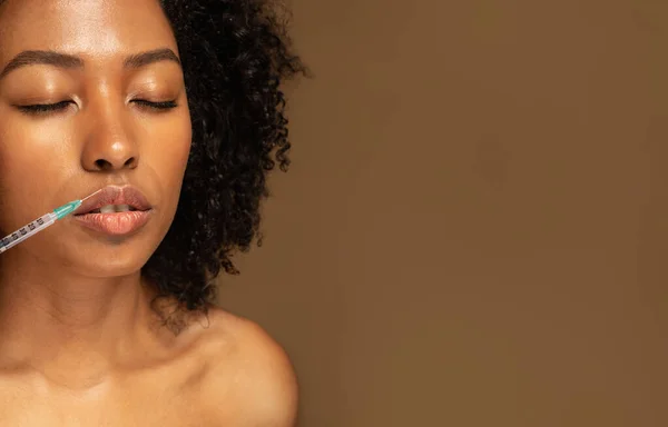 Plusy Minusy Wypełniaczy Ust Piękna Topless Młoda Czarna Kobieta Dostaje — Zdjęcie stockowe