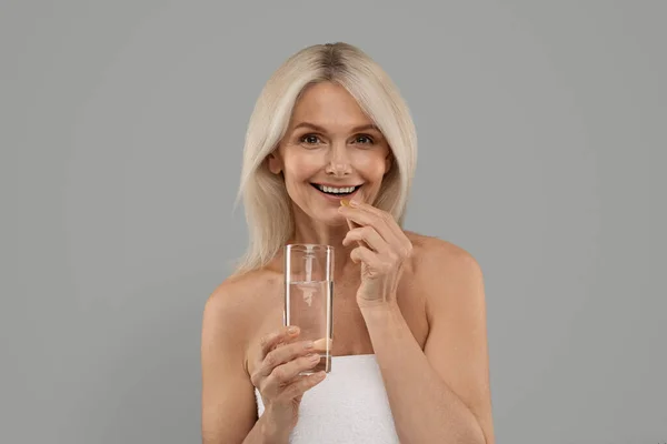Suplemento Beleza Mulher Madura Atraente Segurando Vidro Água Cápsula Vitamina — Fotografia de Stock